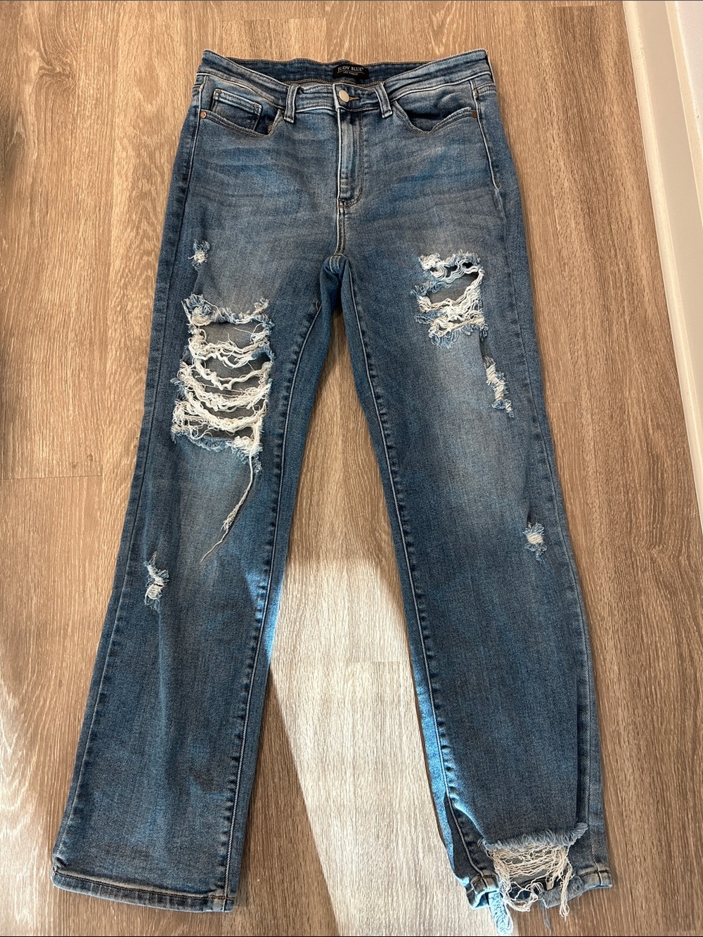 Judy Blue - Distressed Straight Fit Jeans